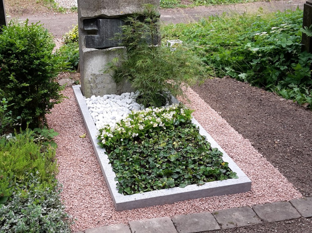 Neuanlage mit Efeu - Einzelgrab